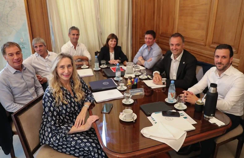 Manuel Adorni reunió a parte del gabinete y legisladores de peso. 