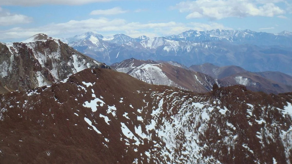 Intensa búsqueda de un andinista que se extravió en una zona limítrofe con Chile: hallan un cuerpo