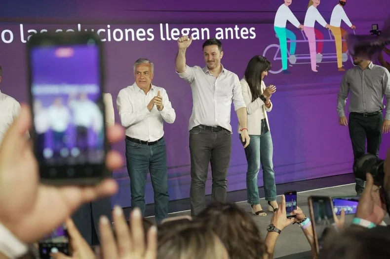 Luis Petri celebró el triunfo en las elecciones junto a Alfredo Cornejo. 