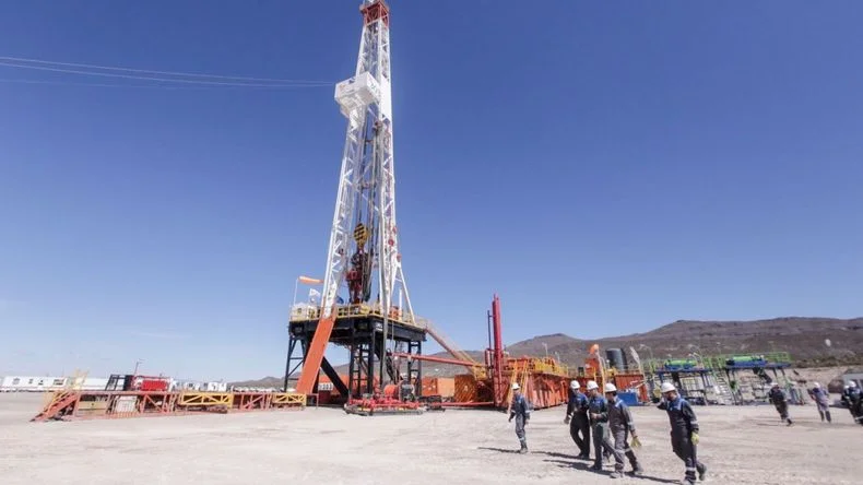 La guerra ya impactó en el precio del petróleo en Wall Street. Y podría seguir subiendo, cambiando el escenario en Vaca Muerta. 