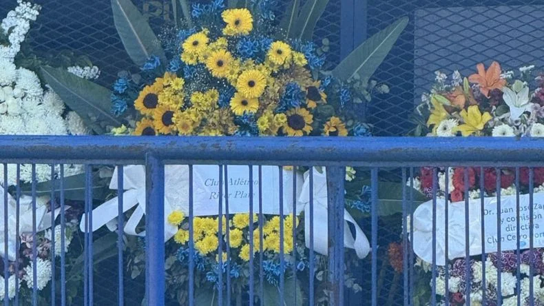 El club envi&oacute; una corona para sumarse a la despedida de Russo.