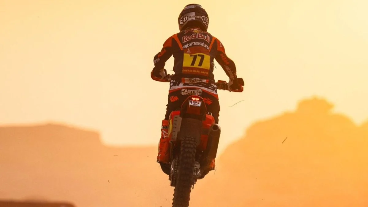 El Rally Dakar arde: Luciano Benavides perdió la punta en motos y hay un histórico "1-2" español en autos