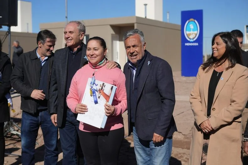 Cornejo durante la entrega de casas en San Mart&iacute;n.