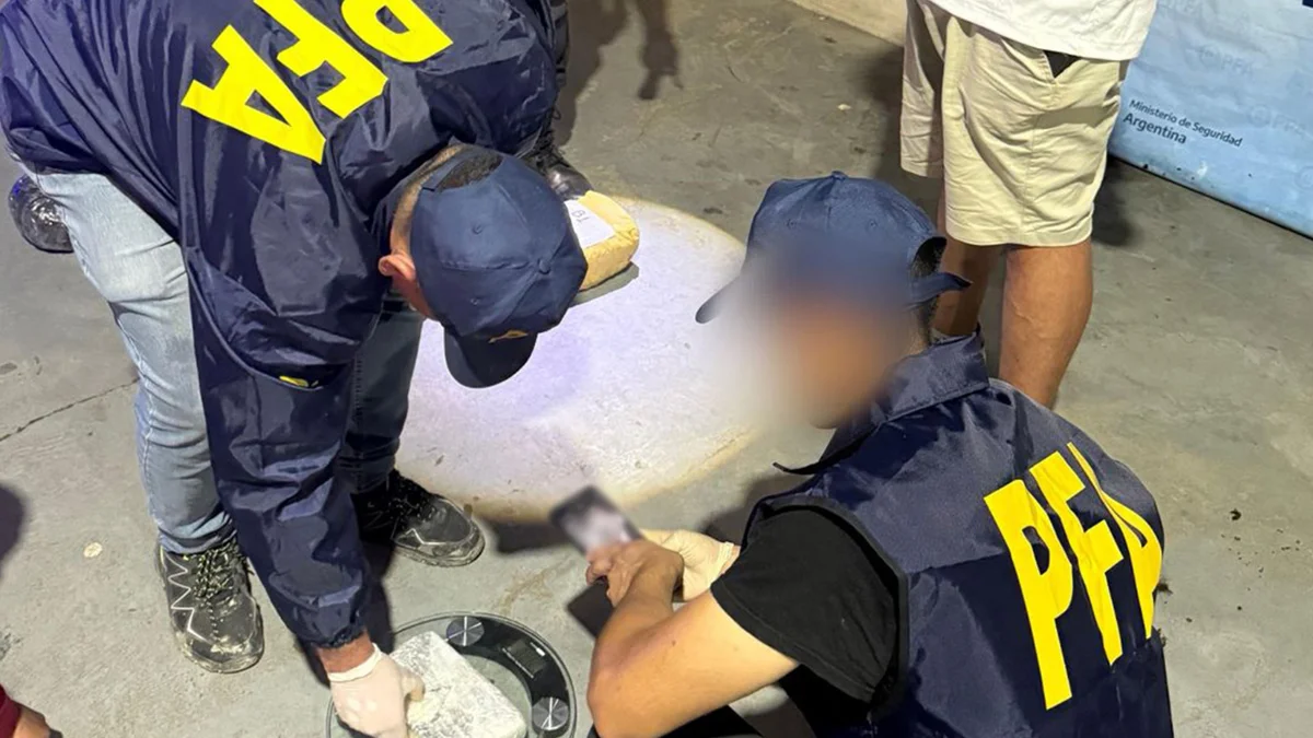 Violenta fuga narco: embistieron móbiles policiales y abandonaron un cargamento de droga