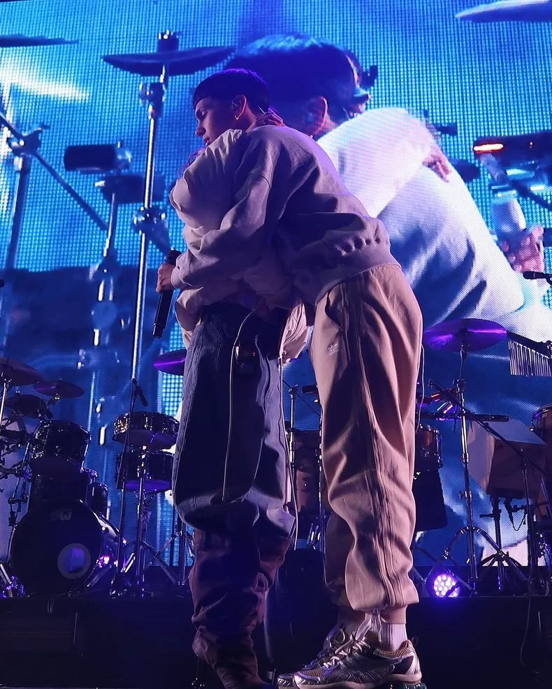 El sentido abrazo de Tini y Milo J