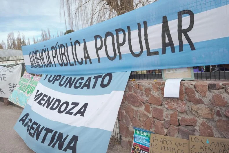 Una postal de la audiencia popular realizada en la parroquia de Uspallata. 