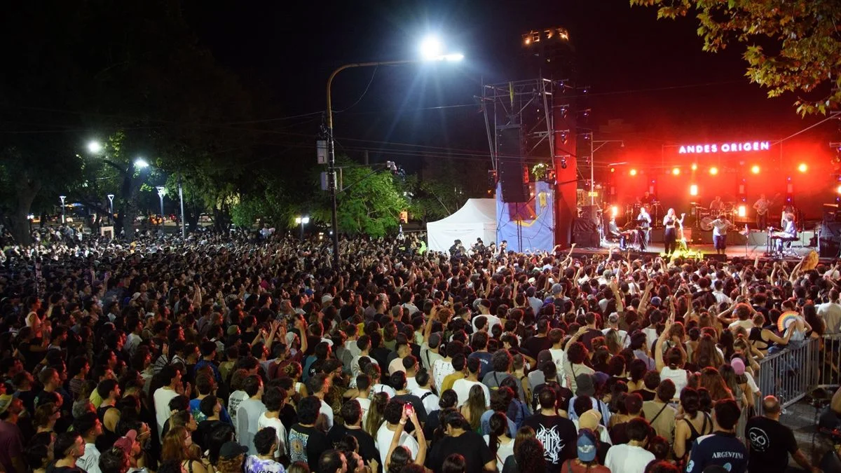 Una multitud bailó en la Arístides por su séptimo aniversario como epicentro de la noche