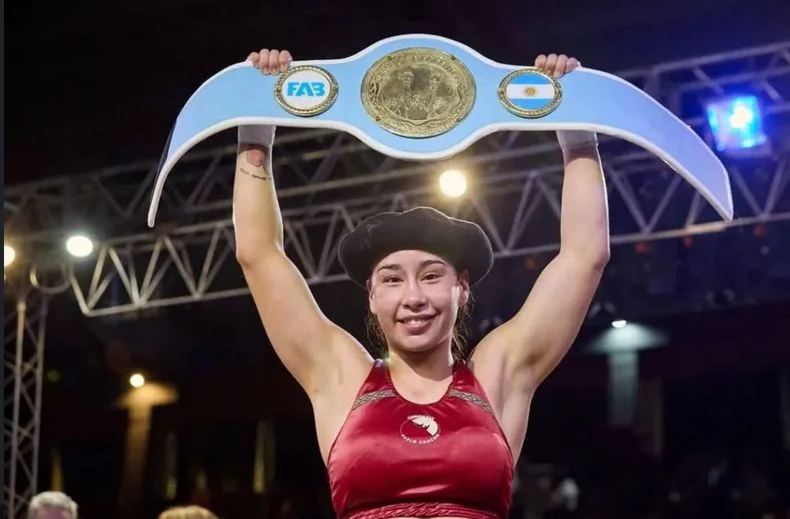 Brisa Alfonzo venció a la jujeña por descalificación en el 10° round y se consagró campeona argentina superpluma.