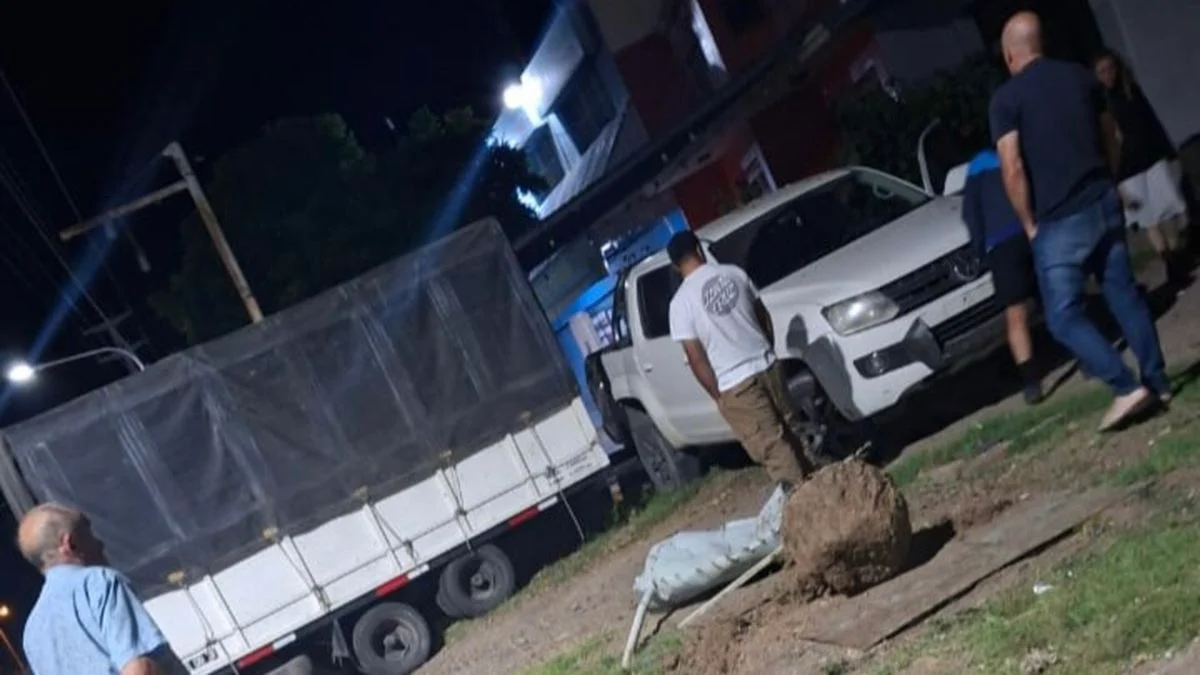 Una camioneta que llevaba un carro enganchado se despistó y chocó contra una rotisería en San Rafael