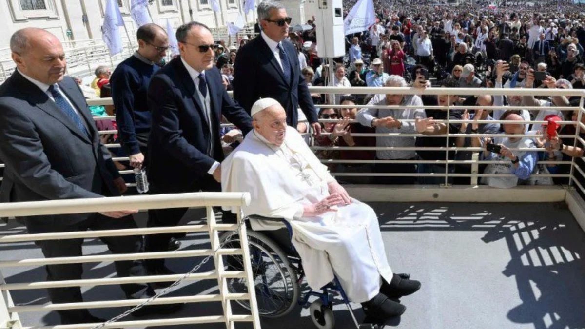 El papa Francisco reapareció por sorpresa en la Plaza de San Pedro después de recibir el alta hospitalaria