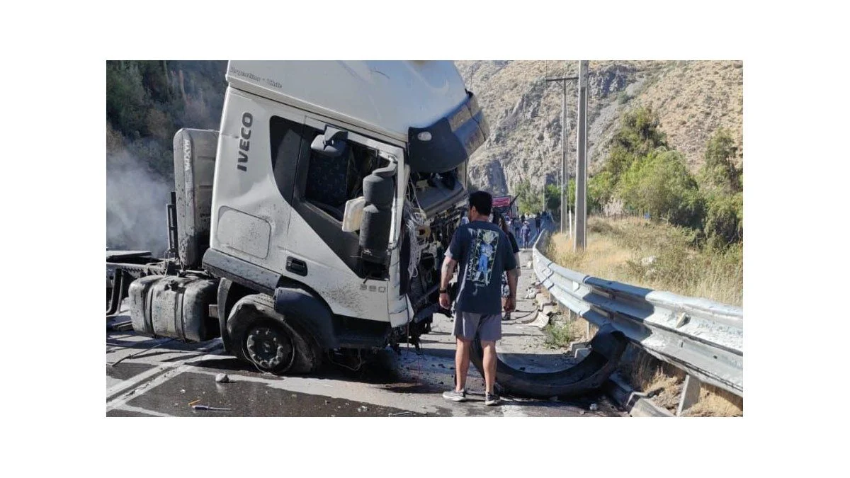 Ruta Mendoza-Chile: un camión destruido y el chofer atrapado en un brutal accidente