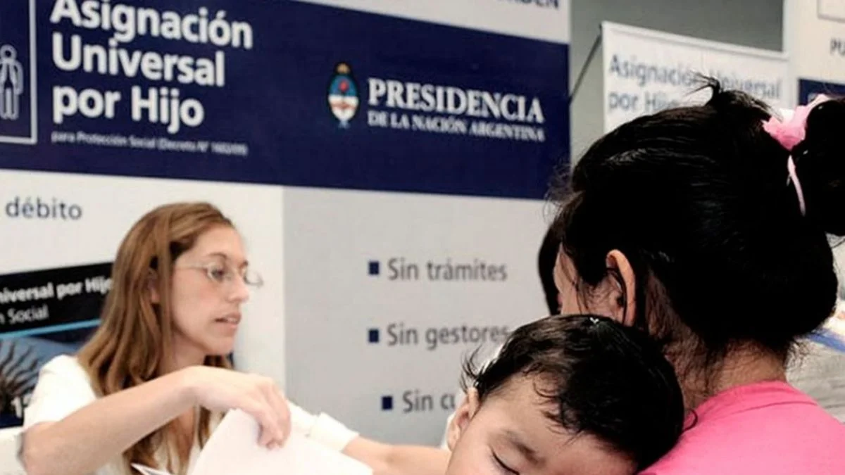 Con tres tipos de planes sociales Milei evitó que su plan de ajuste termine de arrasar con los más vulnerables