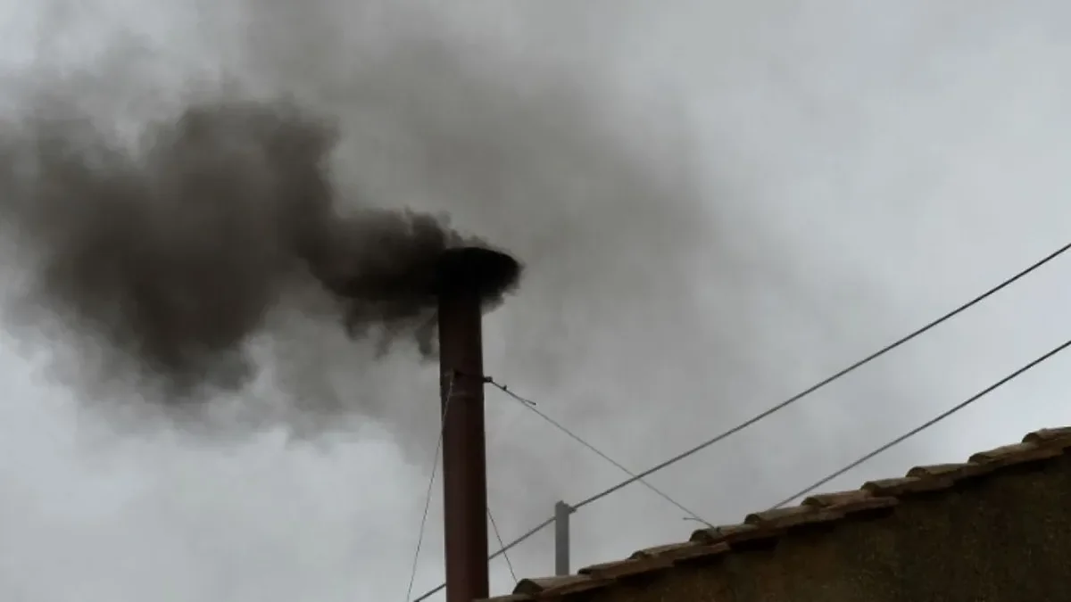Primera fumata en el cónclave: humo negro en la Capilla Sixtina y aún no hay nuevo Papa