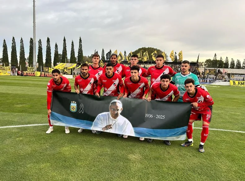 Homenaje: los jugadores de Deportivo Maip&uacute; posaron con la pancarta del Papa Francisco.