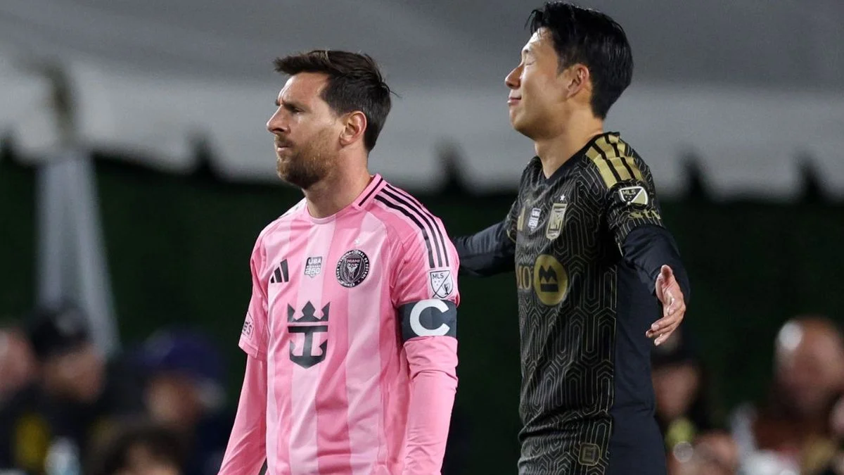 El video de la furia de Messi contra el árbitro tras la derrota de Inter Miami: Luis Suárez tuvo que frenarlo
