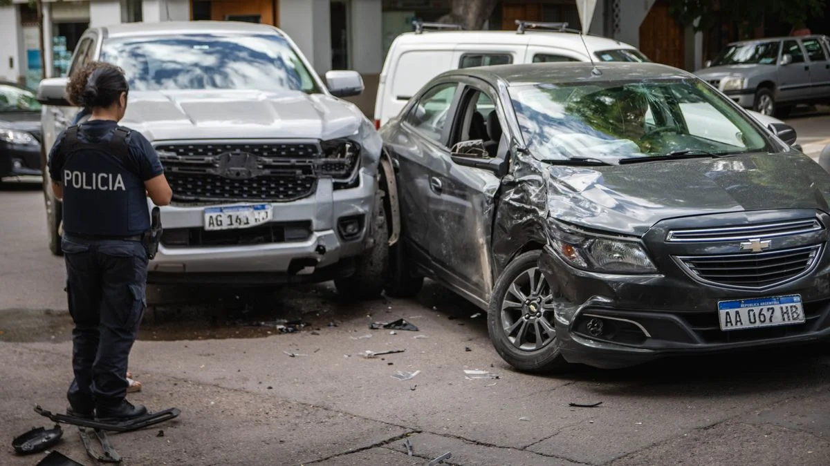 Aparatoso accidente entre un auto y una camioneta en pleno centro mendocino