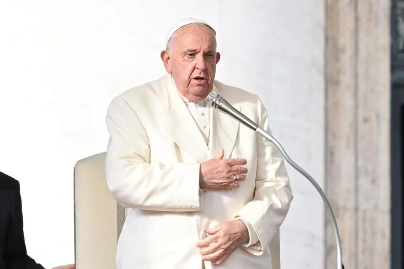 El nuevo papa León XIV tuvo cálidas palabras con Francisco. 