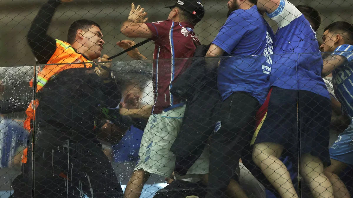 Fotos y videos: graves incidentes entre hinchas de Godoy Cruz y la policía de Brasil