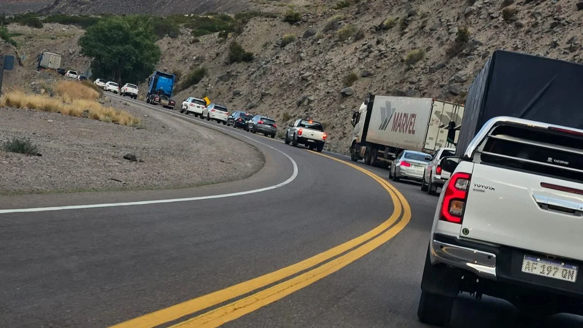 Semana Santa: más de cinco kilómetros de filas en el paso Cristo Redentor para ingresar a Chile