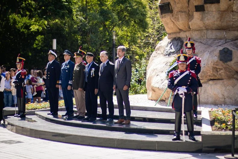 El intendente de la Ciudad, Ulpiano Su&aacute;rez, junto a h&eacute;roes de Malvinas.&nbsp;