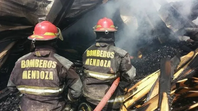 Un incendio destruyó por completo una casa en Guaymallén 