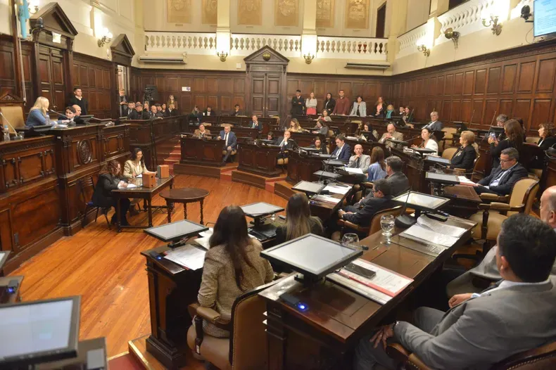 Mendoza aprobó una ley para agilizar el recupero de casas del IPV