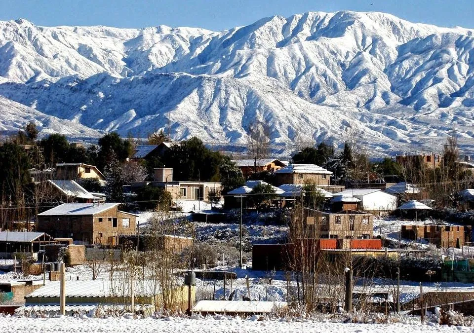 Vallecitos sigue habilitado, pero exigen cadenas por nieve y hielo