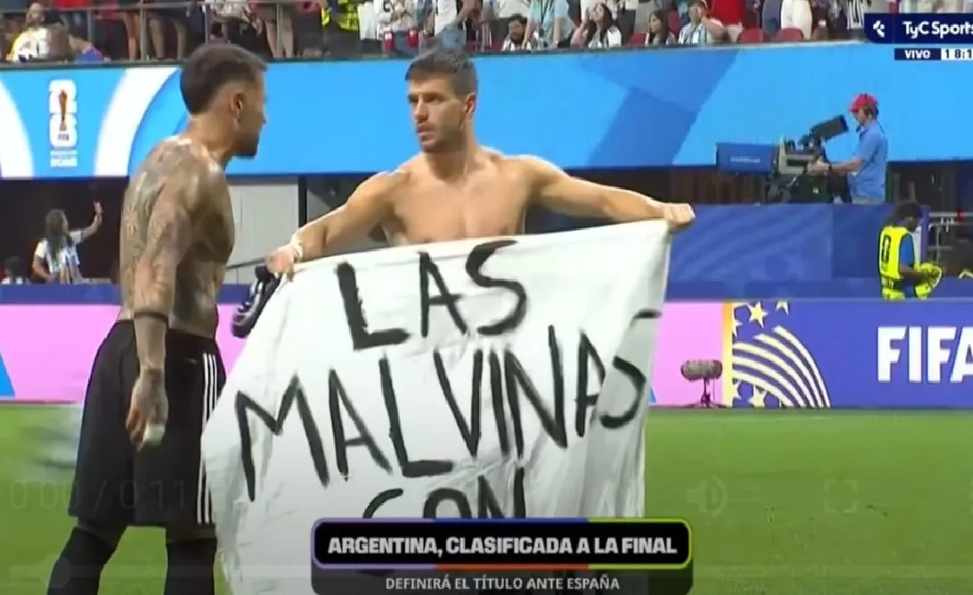 “Las Malvinas son argentinas”, la bandera que colocaron los jugadores en la cancha tras el pase a la final