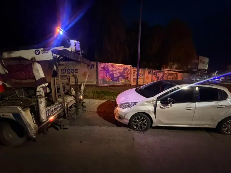 Una mujer se salvó de milagro tras chocar con su moto