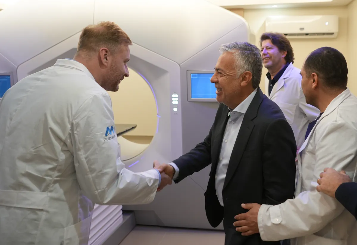 Cornejo recorrió el Fuesmen para conocer nuevos equipos de salud