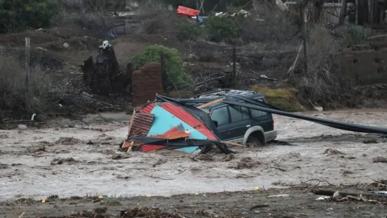 la-imagen-muestra-un-vehiculo-afectado-por-el-desborde-de-la-quebrada-santa-gracia-en-el-sector-el-islon-en-la-serena-chile-foto-efe-SANVM5WZFVGZDGRLN2CDSU77Z4