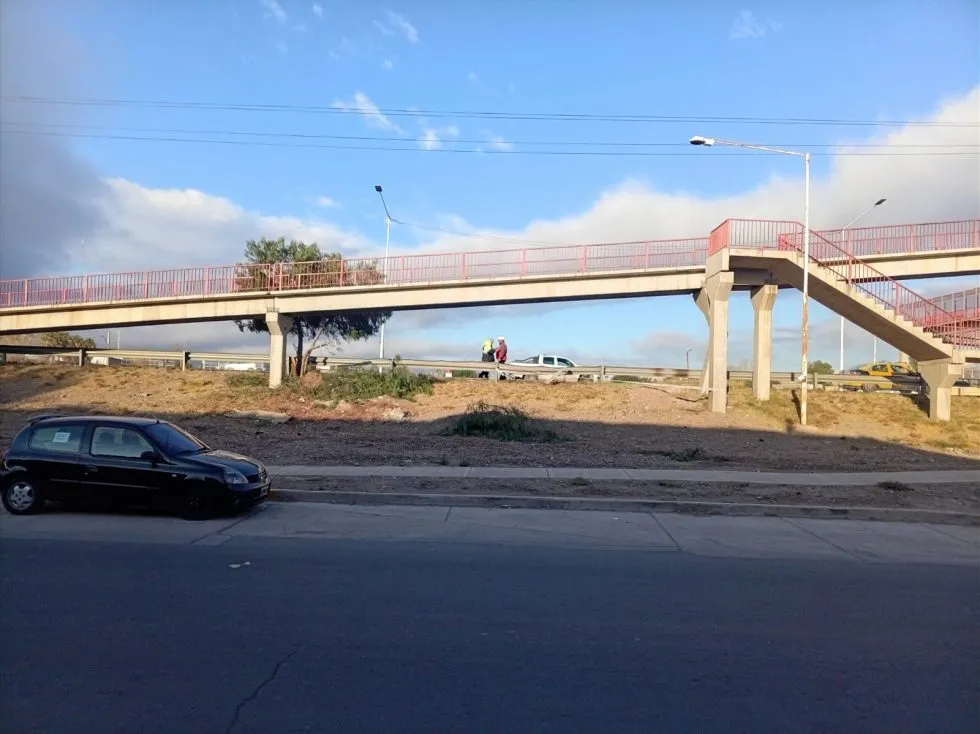 Restringen el tránsito en Acceso Este por una pasarela