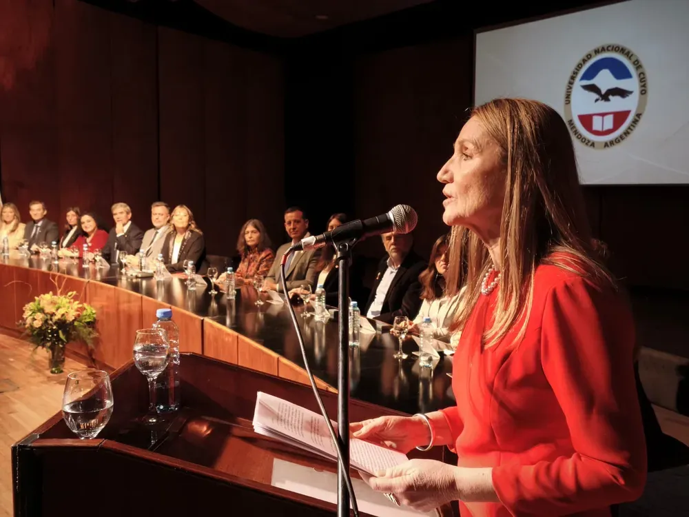Adriana García asumió como nueva rectora de la UNCuyo