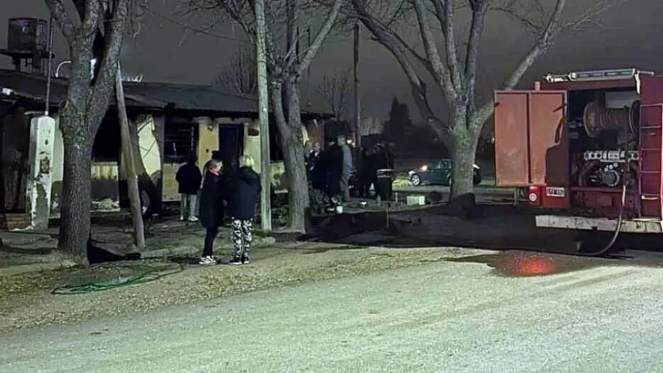 Incendió una casa, quiso atacar a su padre y la Policía lo redujo con una Taser