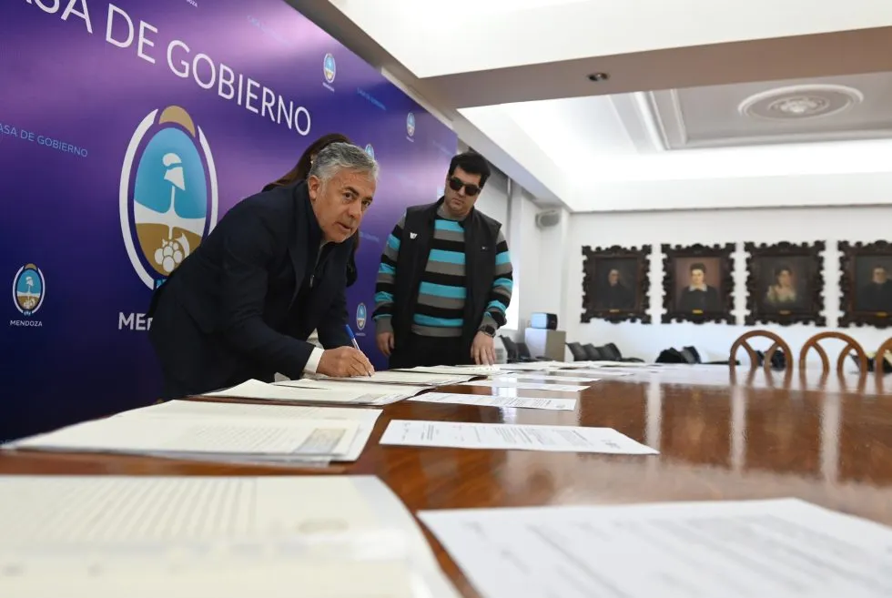 Alfredo Cornejo firmó las escrituras de 15 familias de Godoy Cruz