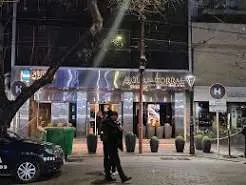 Una turista murió al caer de un quinto piso y detuvieron a su pareja