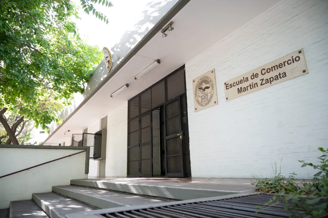 Separan a un docente del Martín Zapata tras proyectar imágenes sexuales