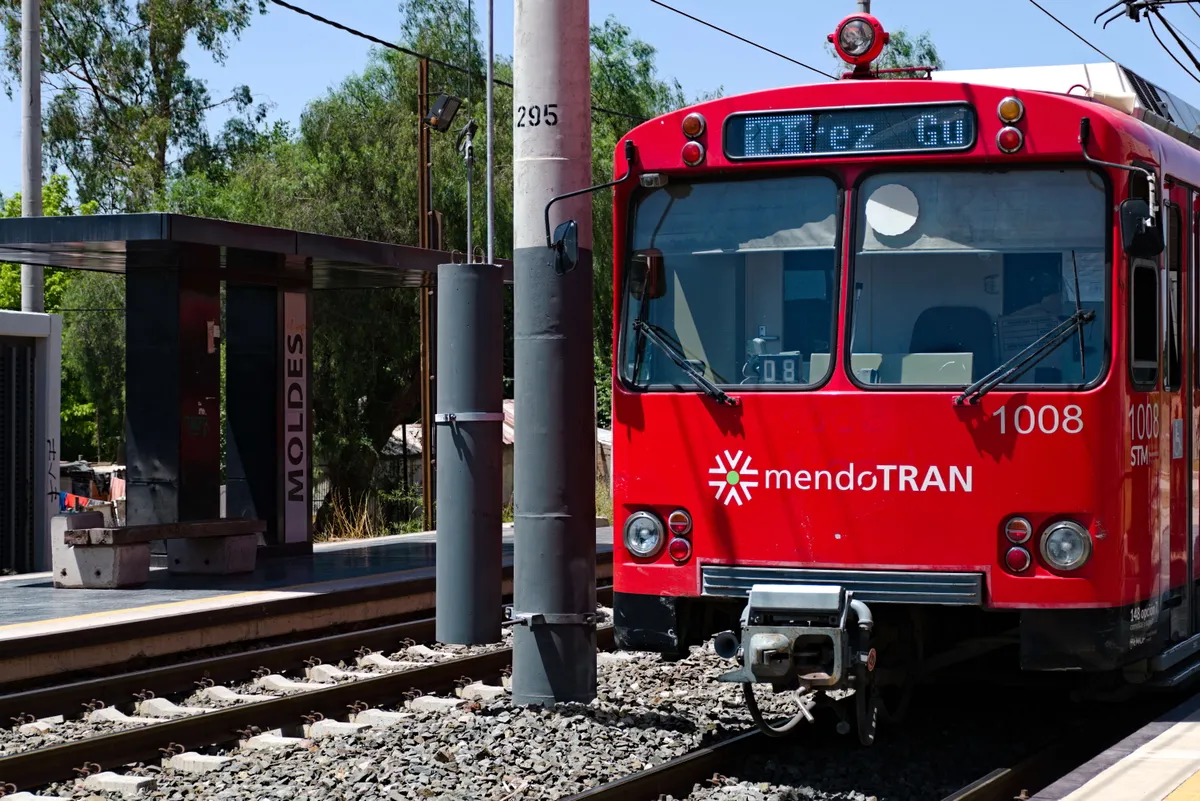Mendoza frena por ahora la deuda para el Metrotranvía y el tren
