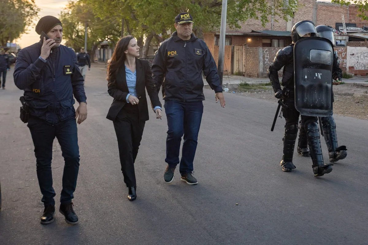 Allanan el barrio La Gloria y secuestran cuatro armas