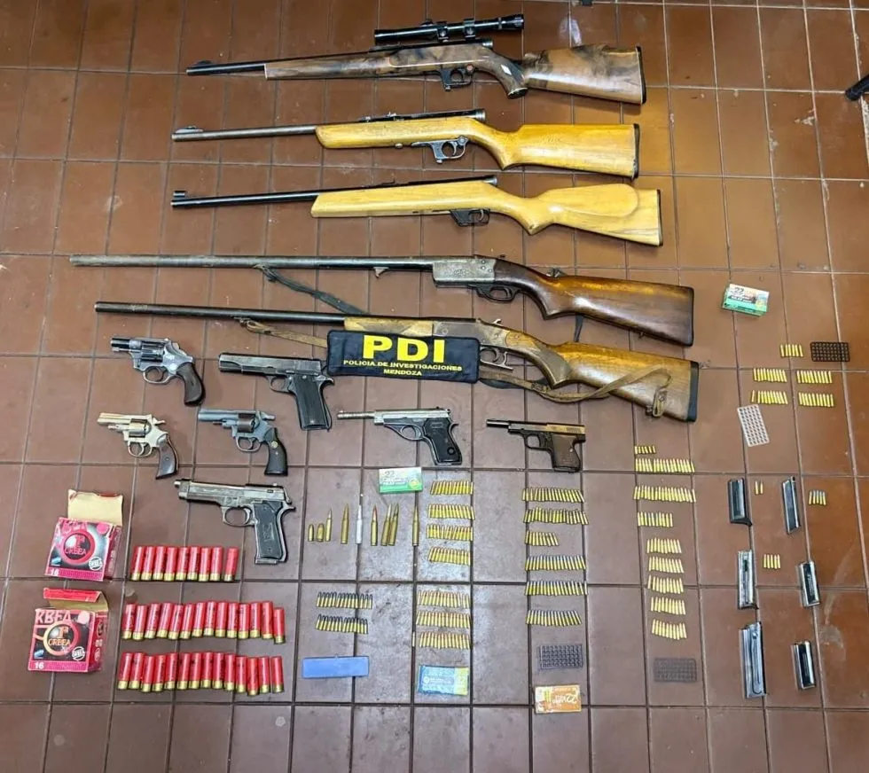 Policía de Mendoza secuestró un arsenal en allanamientos simultáneos