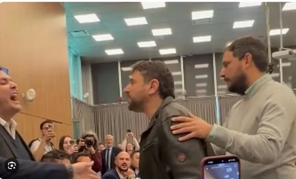 Álvaro Martínez contuvo a Grabois pero lo sepultó en redes